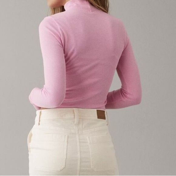 AMERICAN EAGLE Long Sleeve Cropped Hey Baby Mock Neck Tee In Pink - Picture 3 of 6